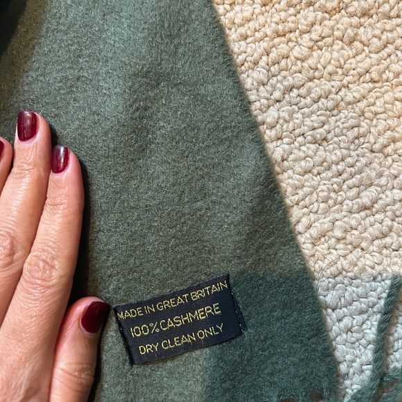 100 percent cashmere military green men’s scarf - Picture 4 of 6